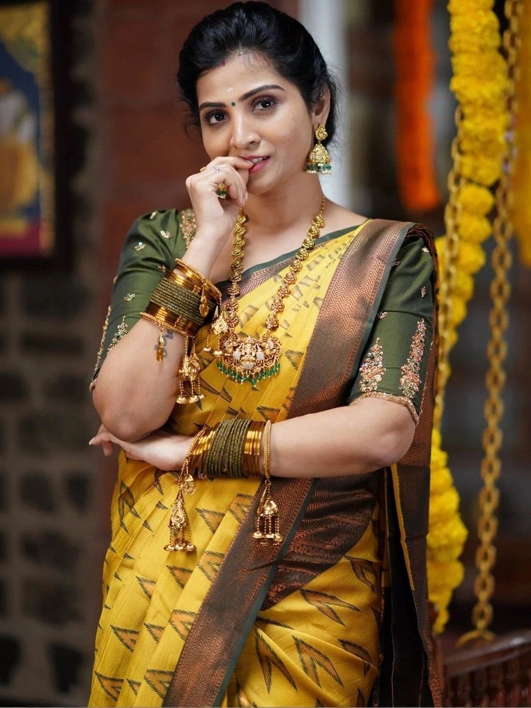 VS MALL Women Ethnic Motifs Zari Banarasi Saree thumbnail 5