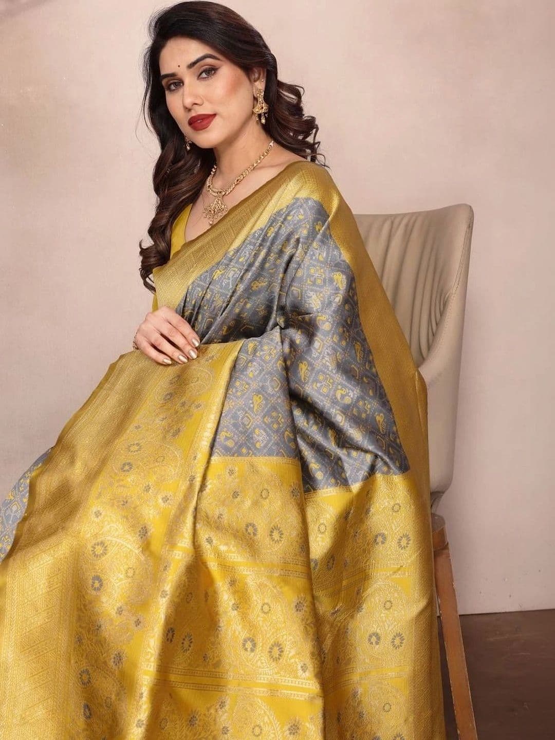 THE AQUARIUS Woven Design Zari Art Silk Banarasi Saree thumbnail 3