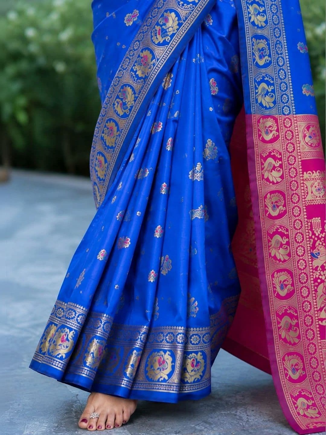 vastranagari Woven Design Zari Art Silk Designer Banarasi Saree thumbnail 3