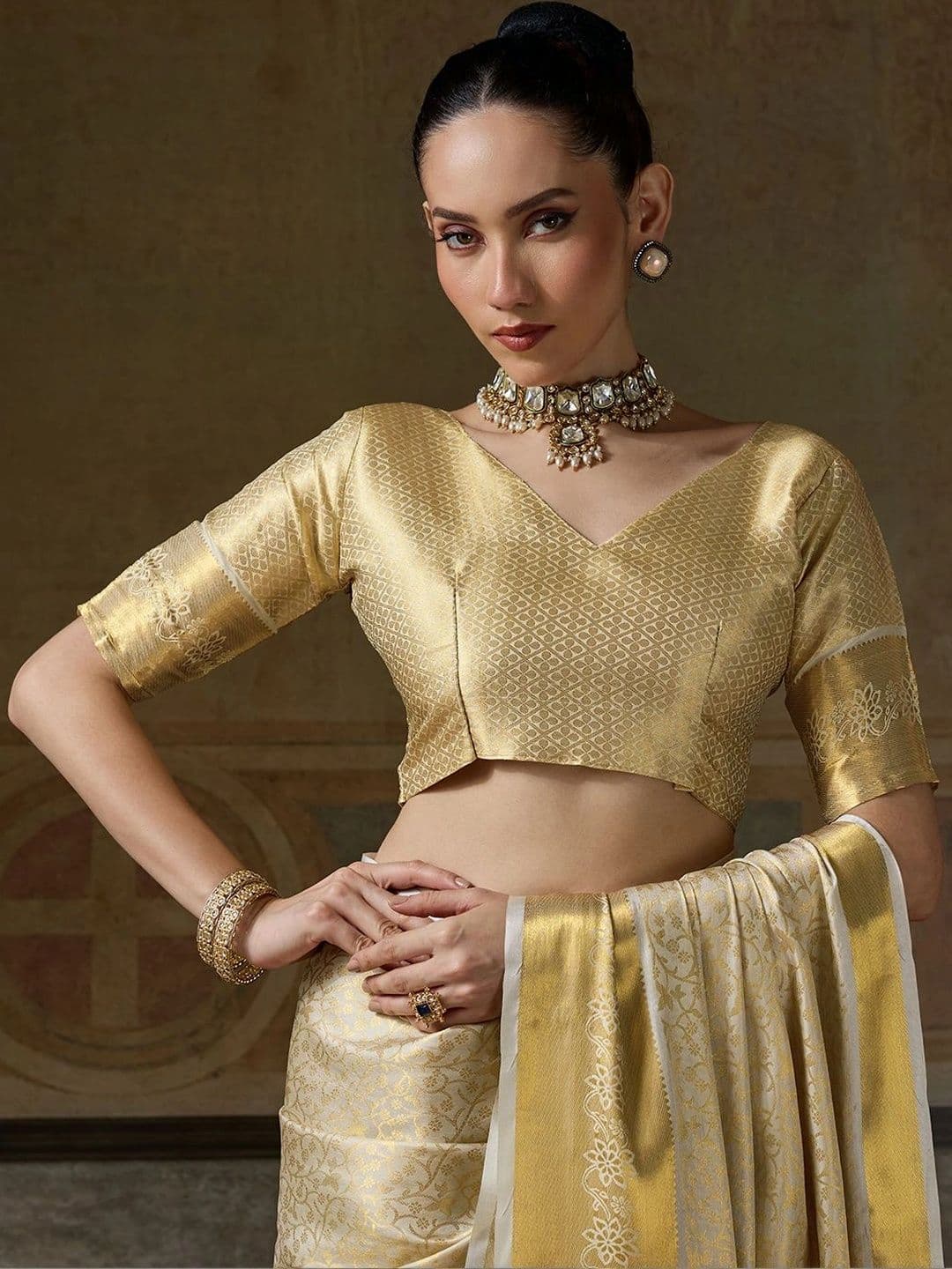 Sutriti Women Woven Design Zari Silk Blend Designer Banarasi Saree thumbnail 3