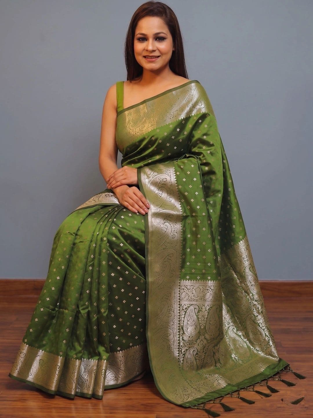 VelvetHue Women Paisley Zari Art Silk Banarasi Saree thumbnail 3