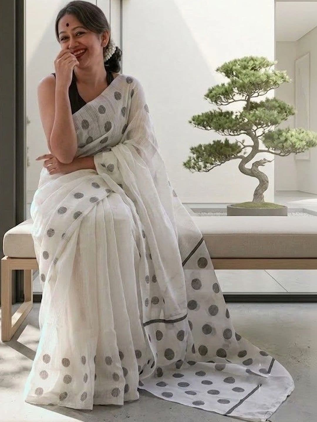 YASHASVI FASHION Woven Design Zari Art Silk Banarasi Saree thumbnail 4
