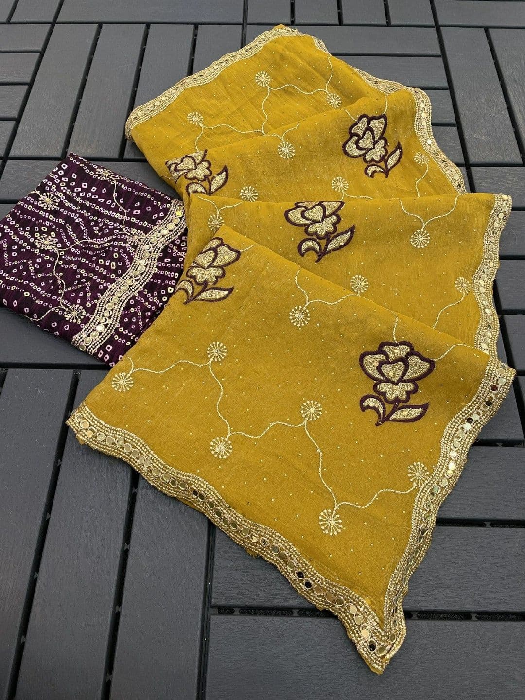 SmileyFashion Floral Embroidered Poly Georgette Saree thumbnail 3