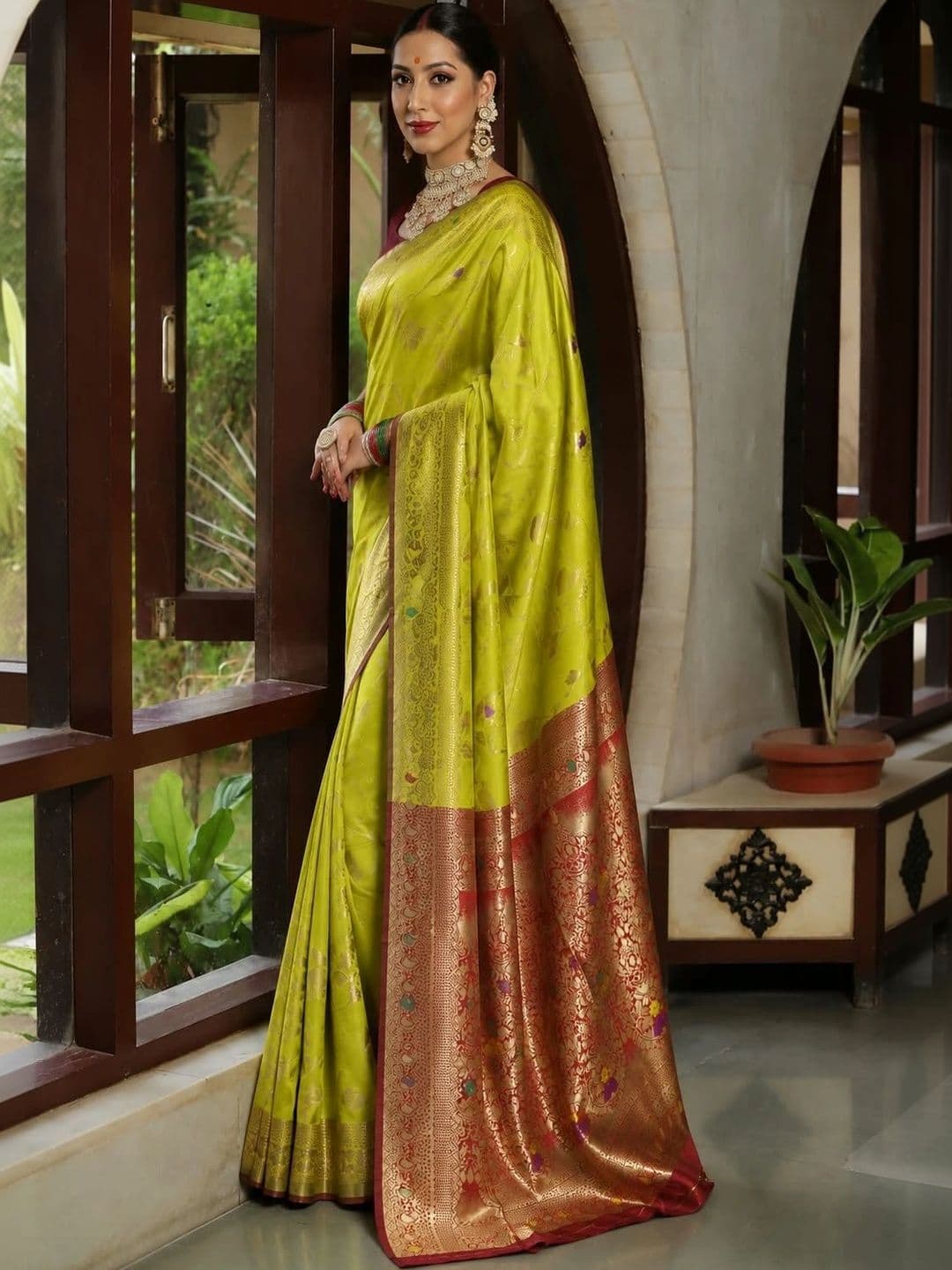vastranagari Woven Design Zari Art Silk Designer Banarasi Saree thumbnail 3