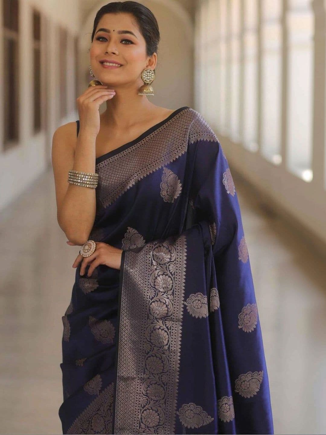 VS MALL Woven Design Zari Banarasi Saree thumbnail 4