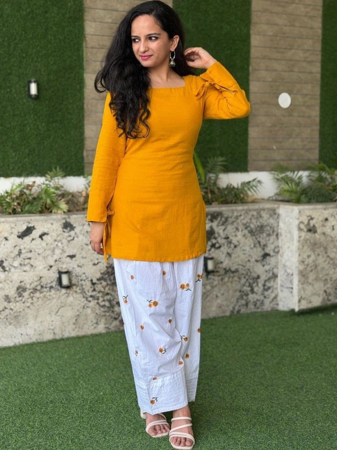 SUNDAR BAI Women Ethnic Motifs Regular Thread Work Kurti with Trousers thumbnail 3