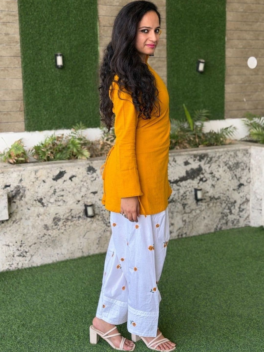 SUNDAR BAI Women Ethnic Motifs Regular Thread Work Kurti with Trousers thumbnail 7