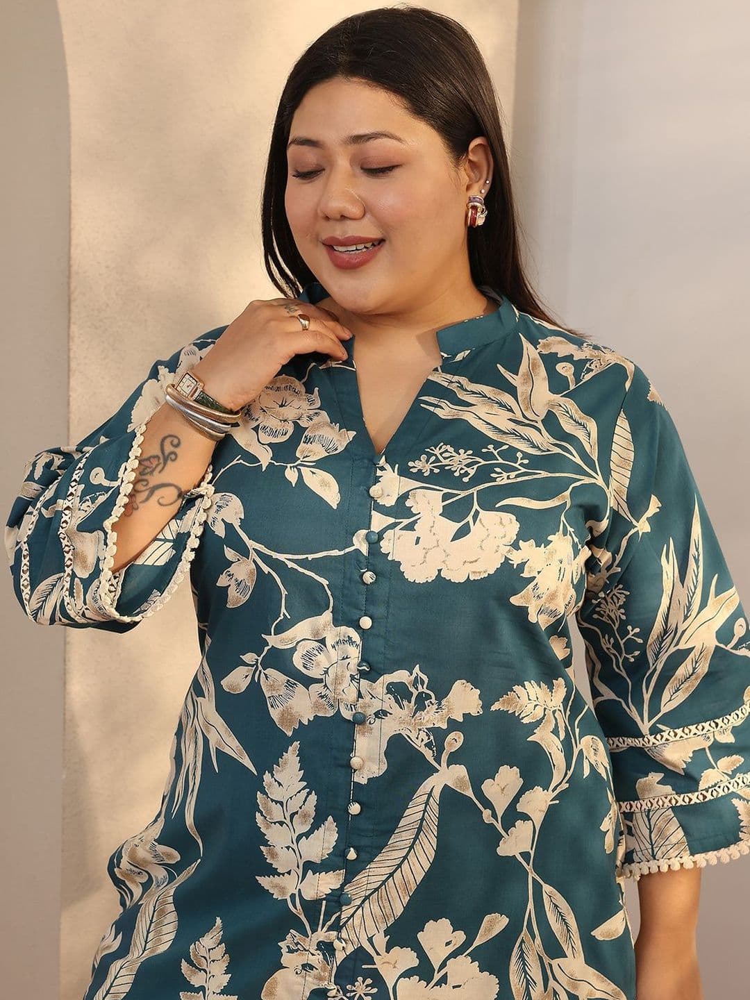 EXTRA LOVE BY LIBAS Plus Size Women Floral Printed Regular Kurta with Trousers thumbnail 4
