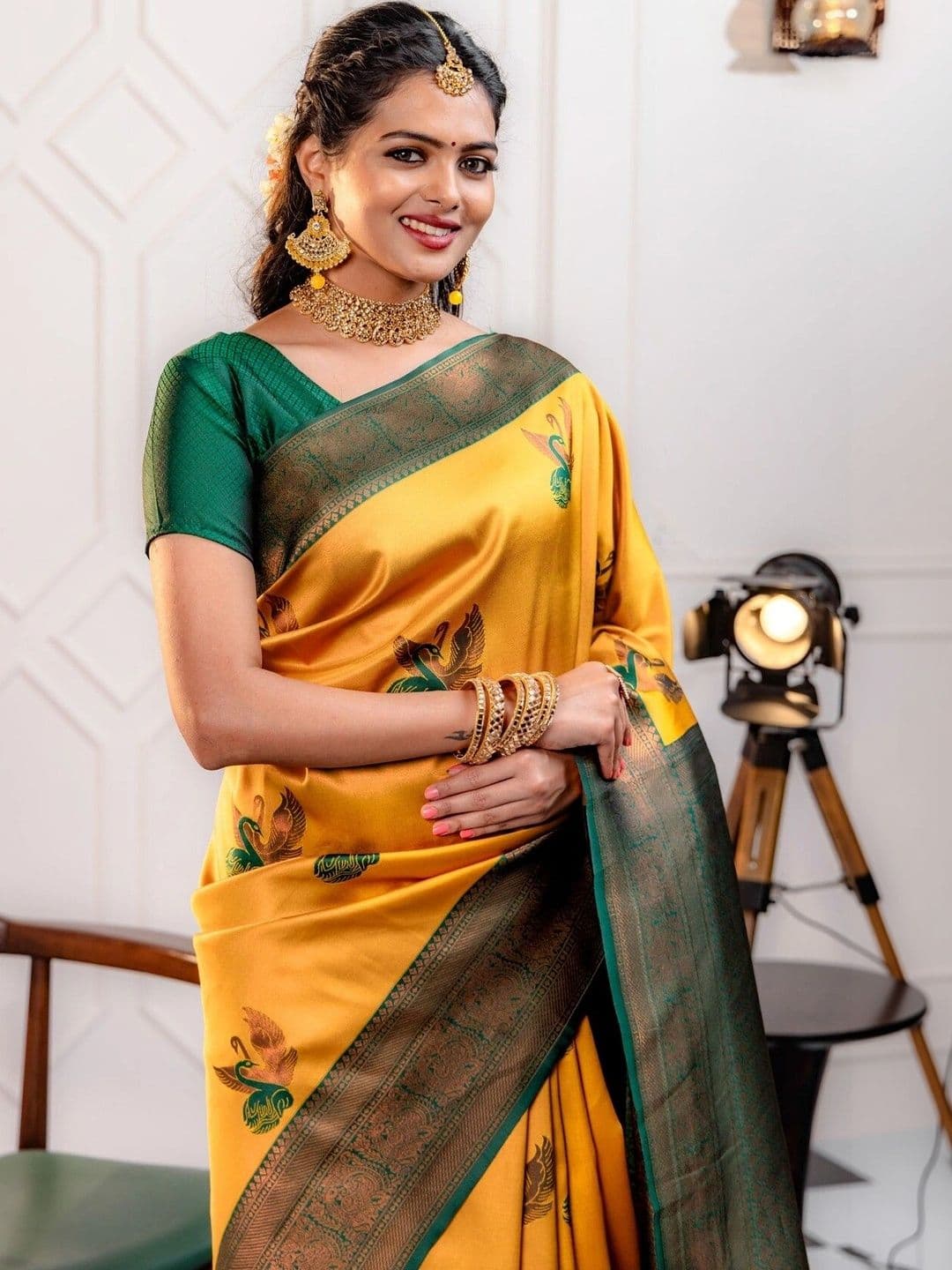 VS MALL Woven Design Zari Banarasi Saree thumbnail 2