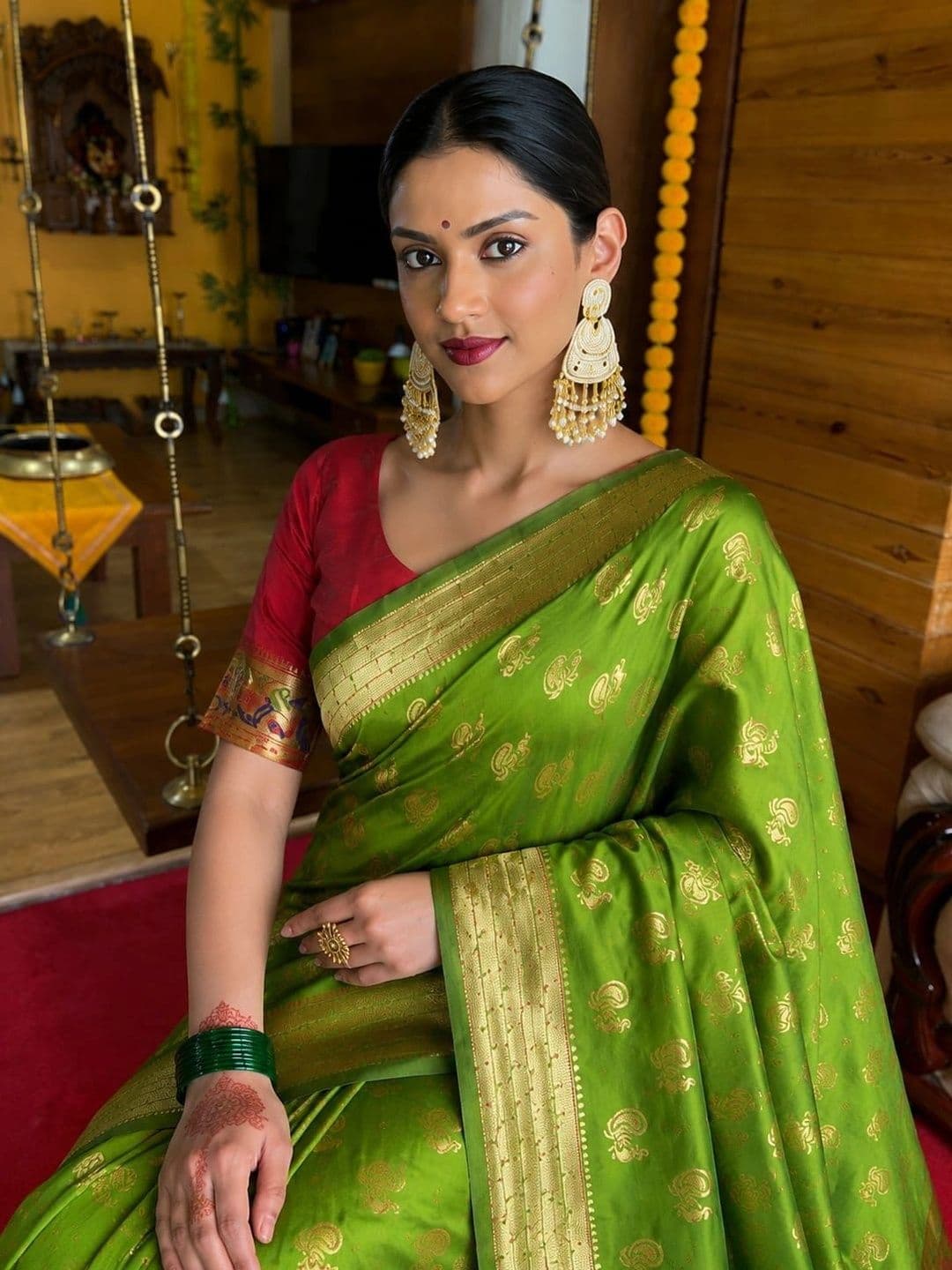 vastranagari Woven Design Zari Art Silk Designer Banarasi Saree thumbnail 3