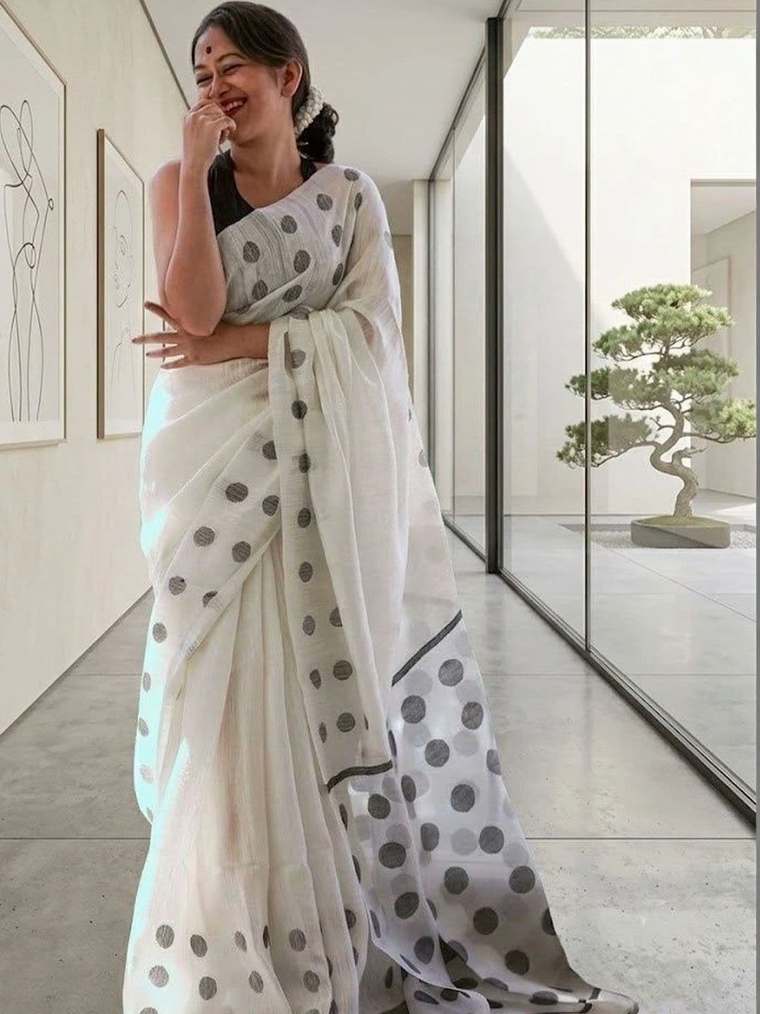 YASHASVI FASHION Woven Design Zari Art Silk Banarasi Saree thumbnail 2