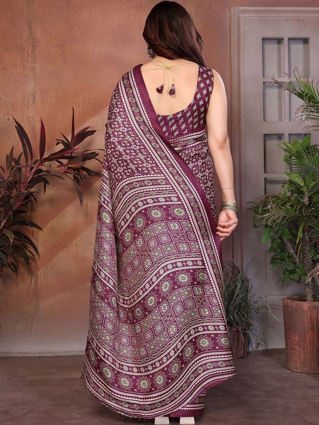 Lookmark Floral Art Silk Saree thumbnail 4