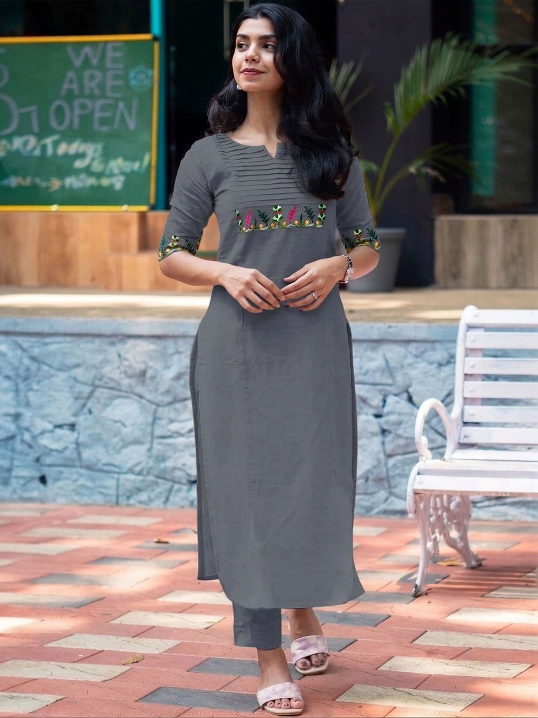 ZestLeaf Women Embellished Thread Work Kurta - view 1