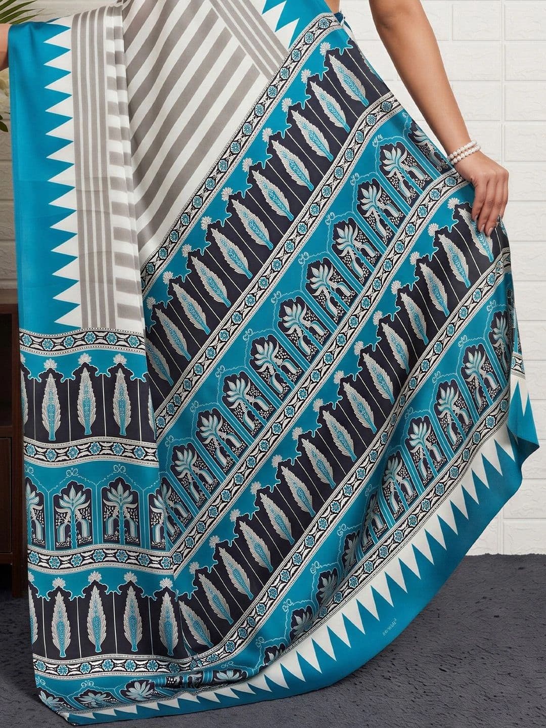 Anouk Striped Satin Designer Saree thumbnail 6