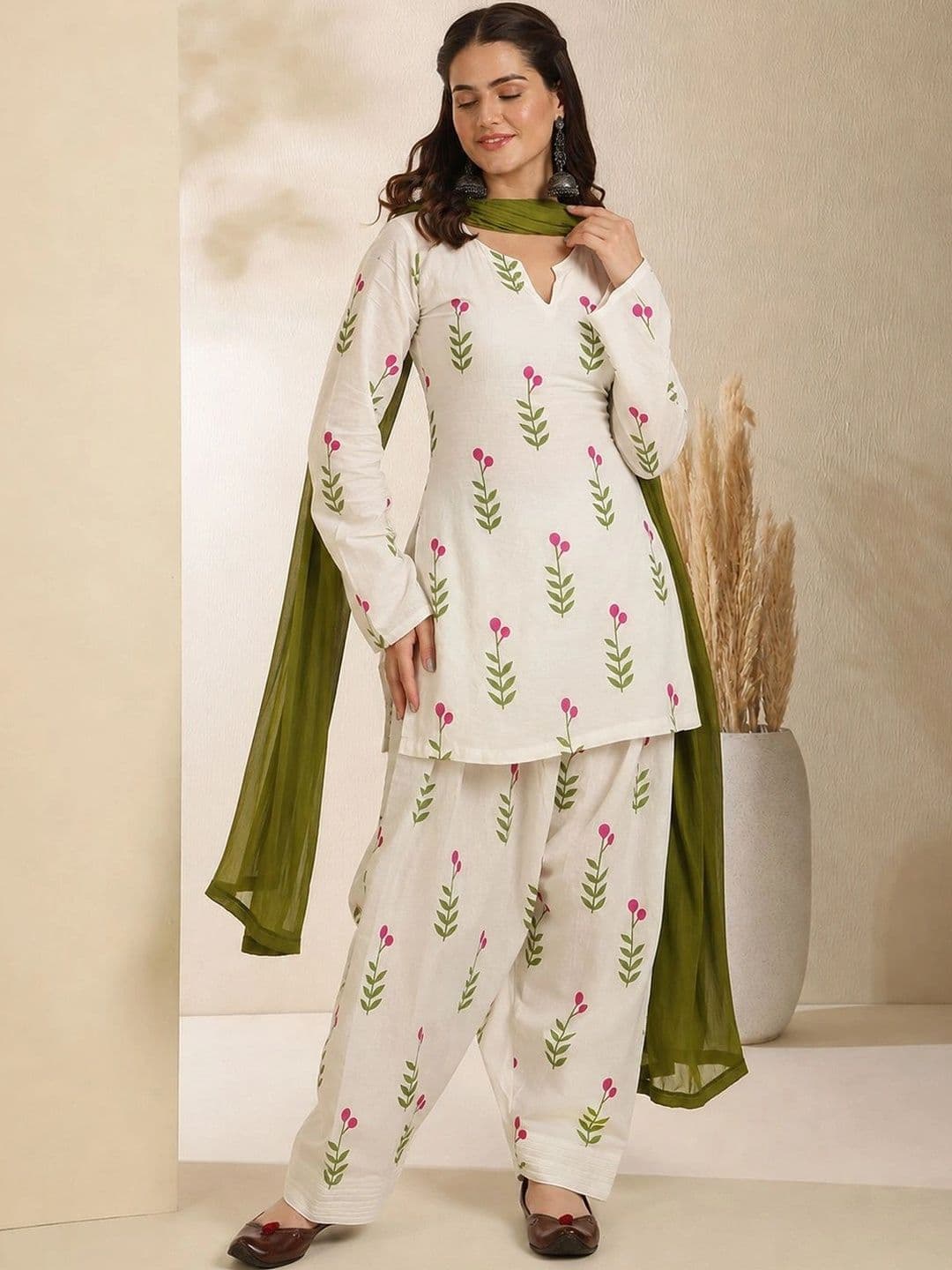 Sangria Women Floral Printed Regular Kurta with Patiala & Dupatta thumbnail 2