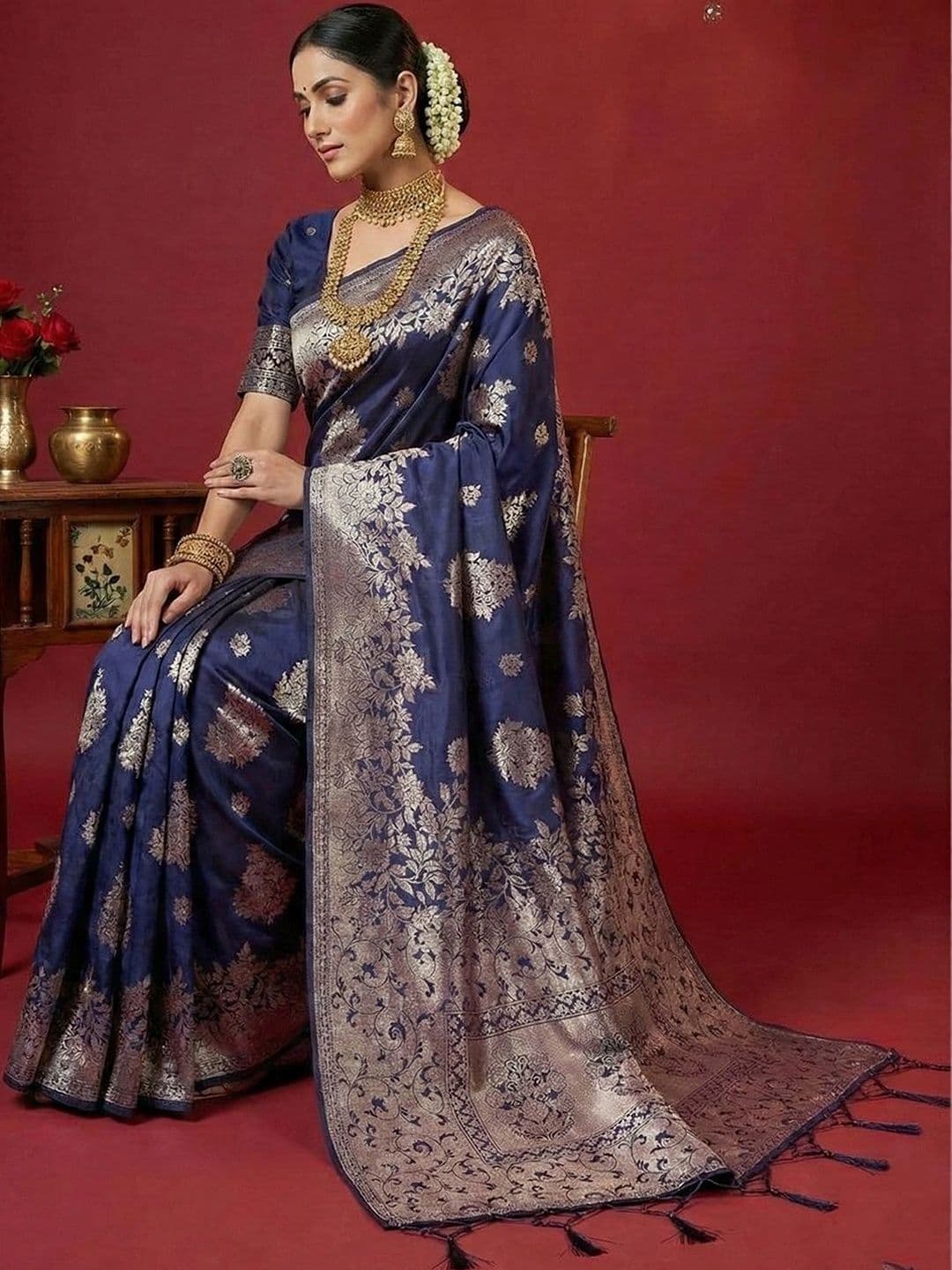 Mitera Woven Design Zari Silk Blend Banarasi Saree thumbnail 2