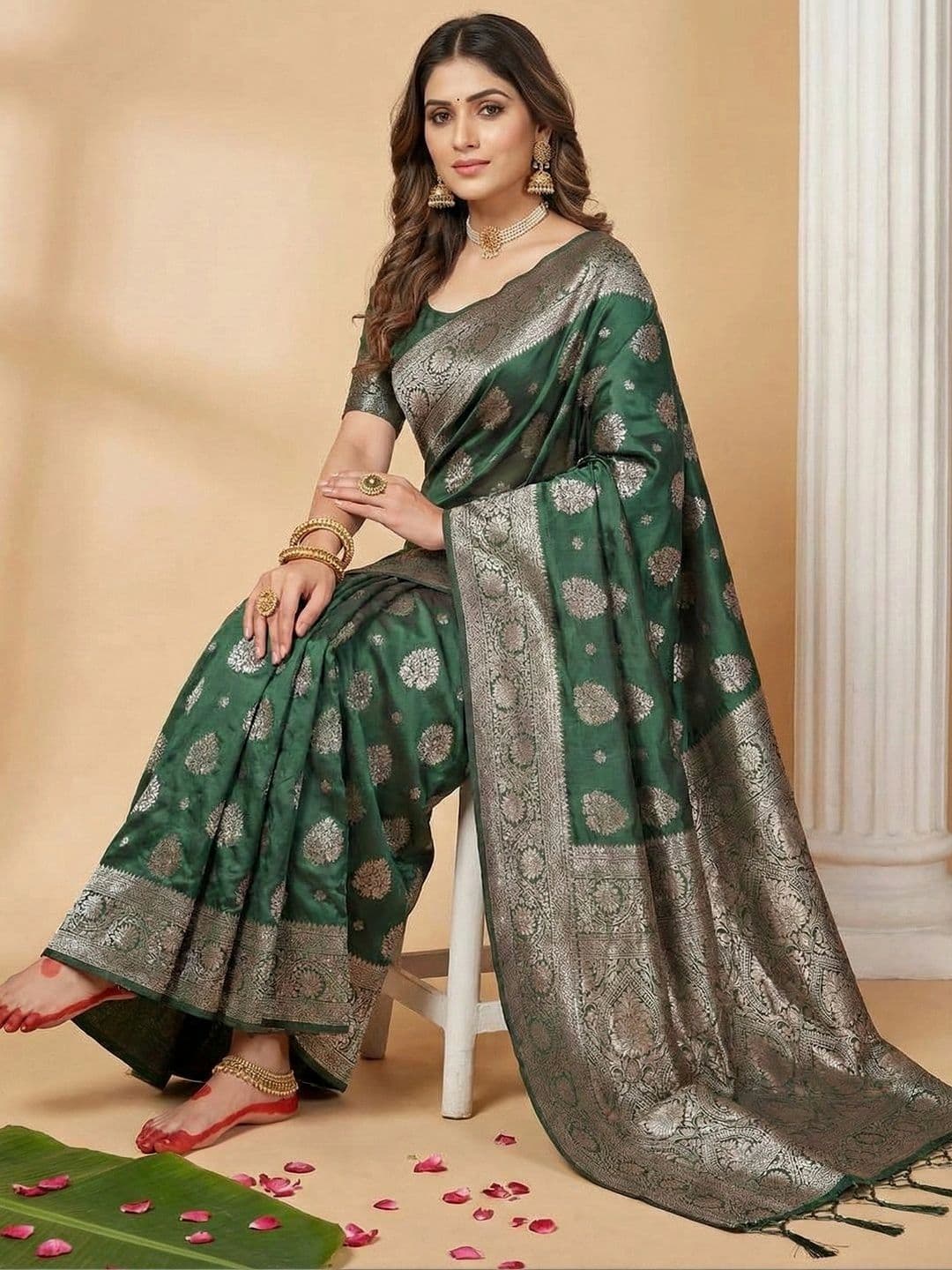 Mitera Floral Zari Silk Blend Banarasi Saree thumbnail 4
