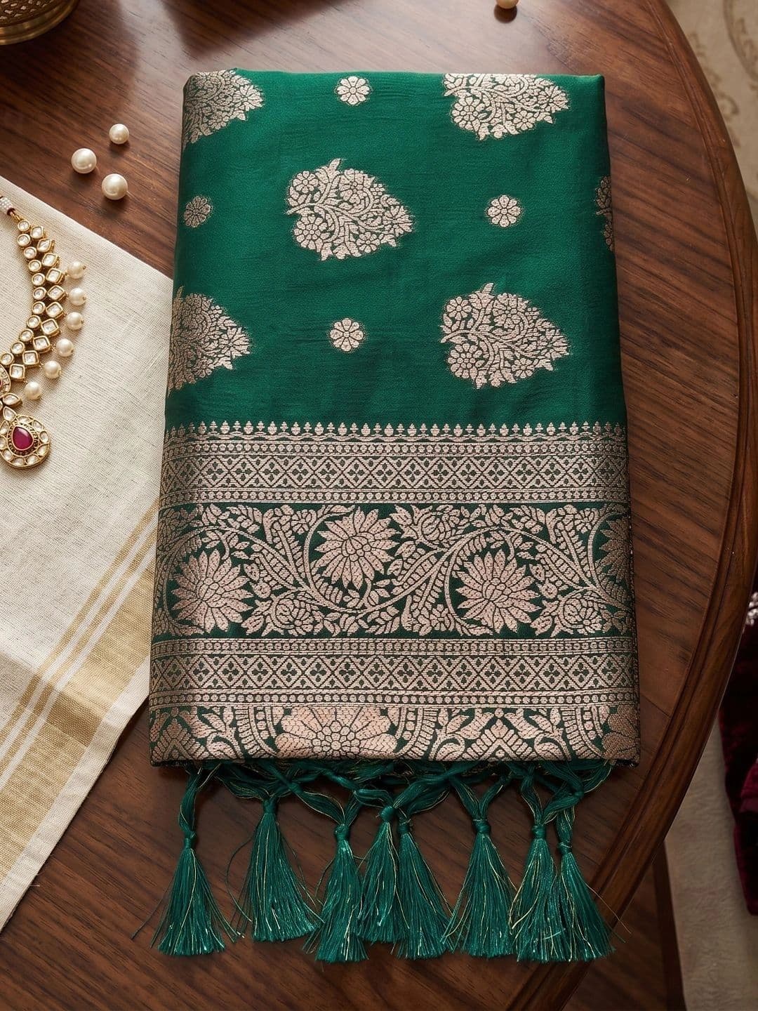 Mitera Floral Zari Silk Blend Banarasi Saree thumbnail 2