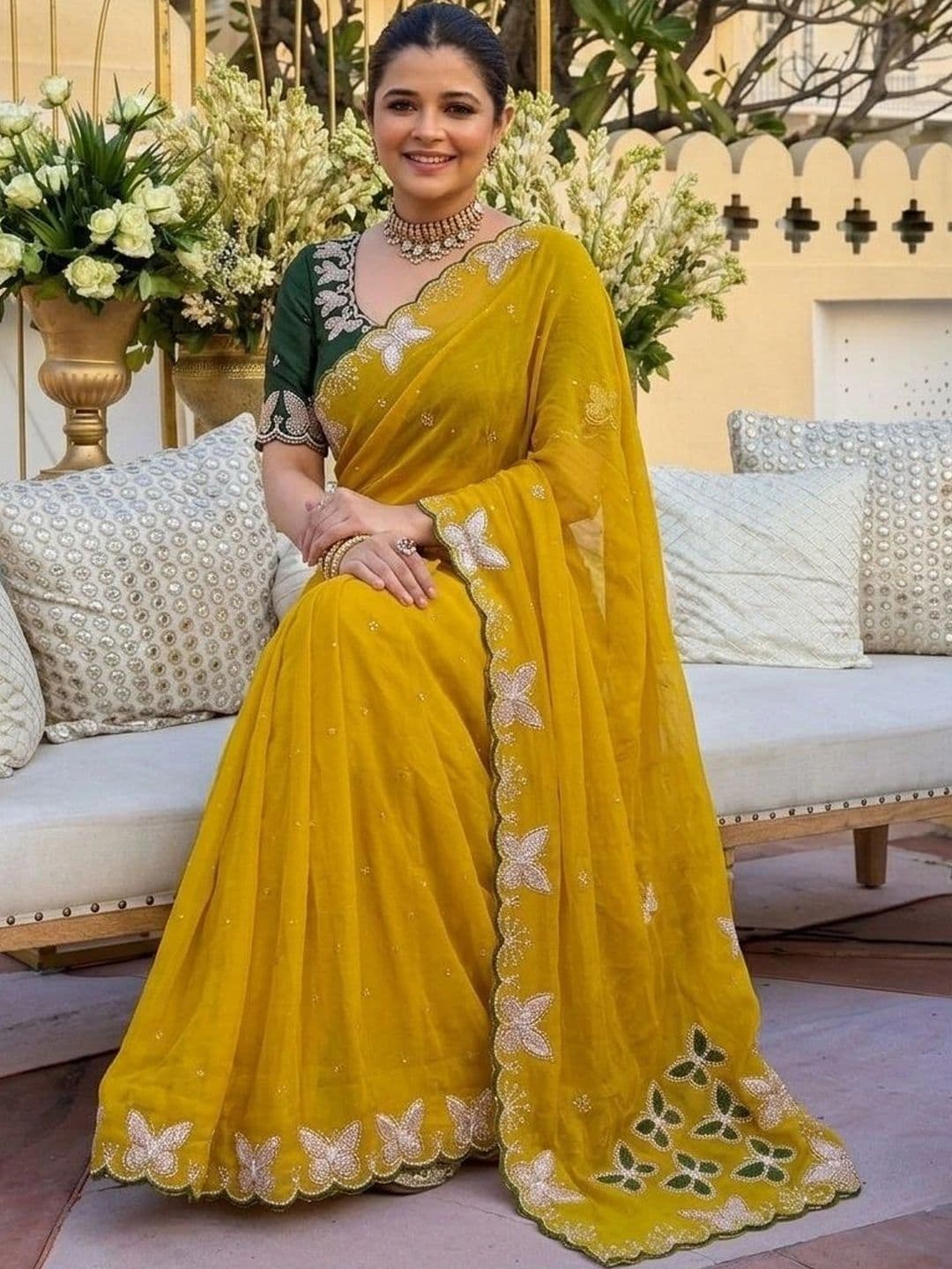 Sangria Women Ethnic Motifs Embroidered Pure Georgette Saree thumbnail 3