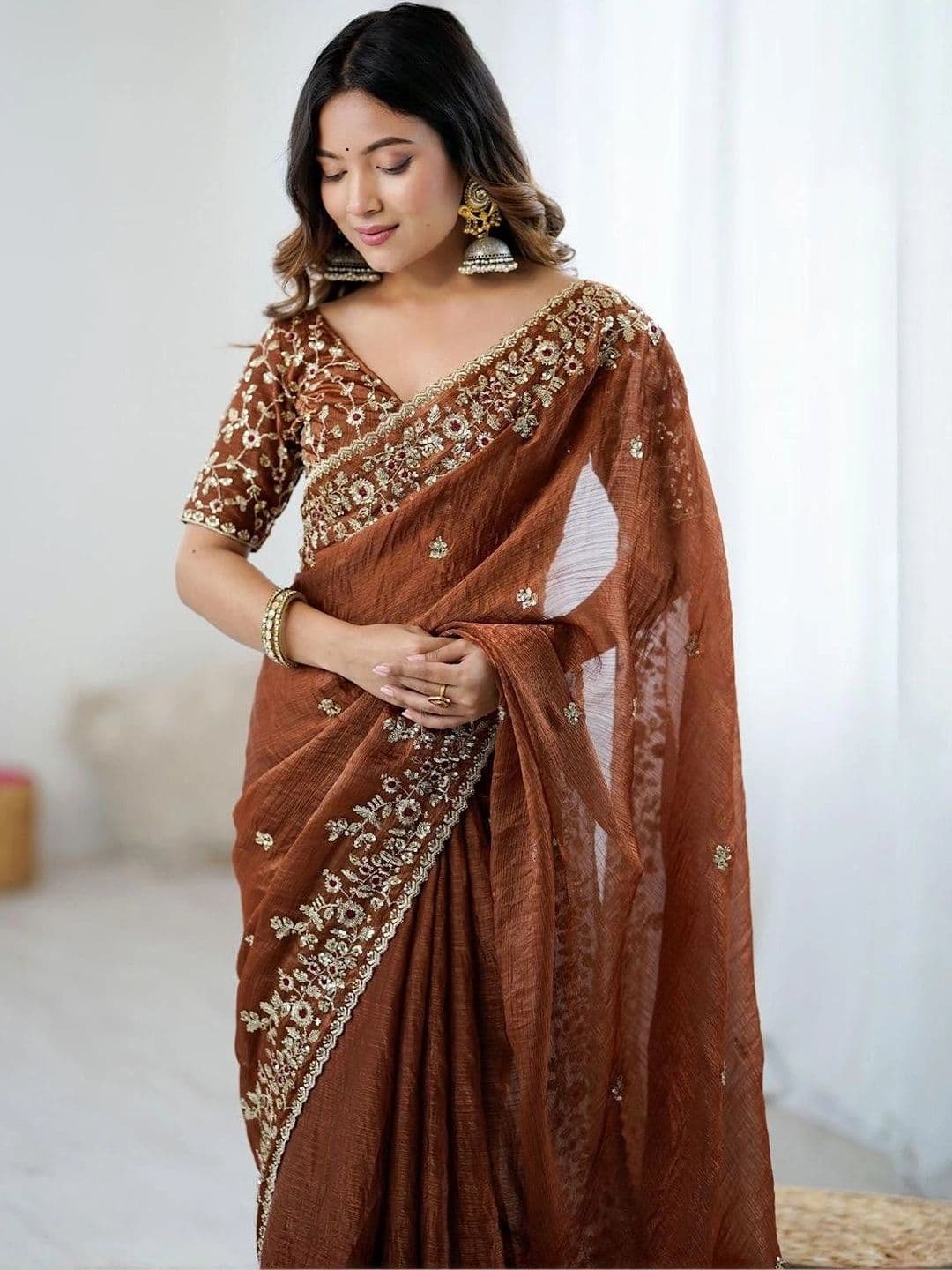 R V FASHION Embellished Zari Silk Blend Designer Saree thumbnail 4