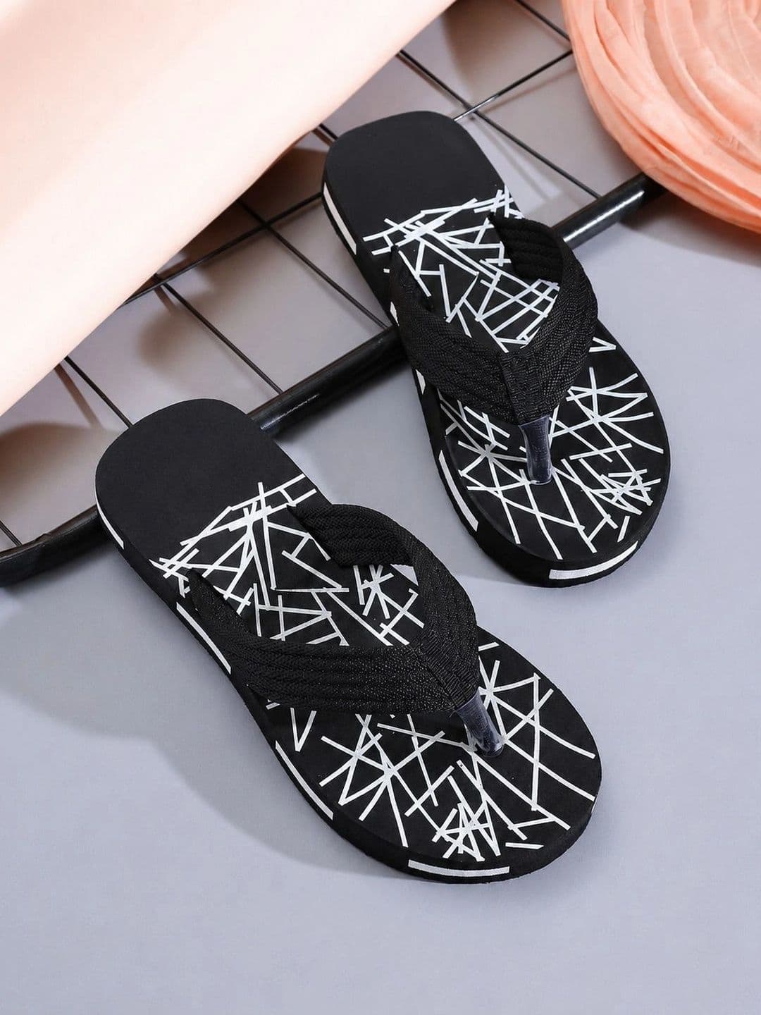 ENRIZZ Men Printed Thong Flip-Flops - view 1