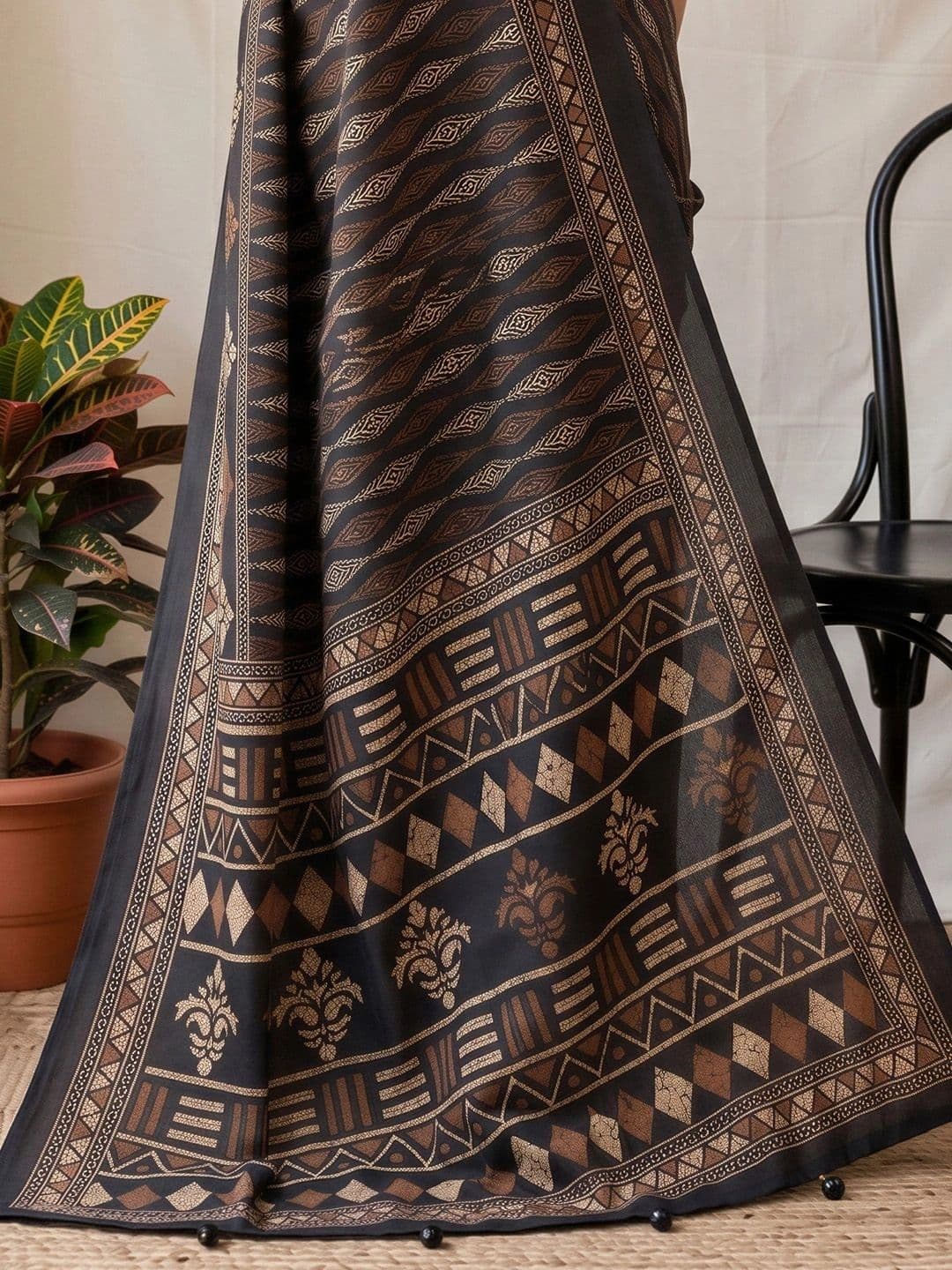 Anouk Batik Silk Blend Designer Block Print Saree thumbnail 5