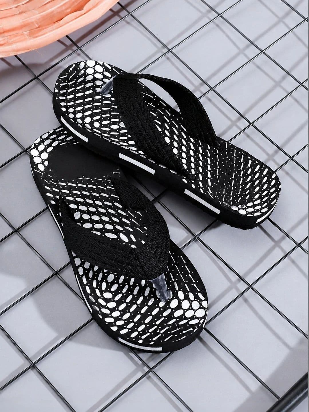 ENRIZZ Men Printed Thong Flip-Flops - view 1