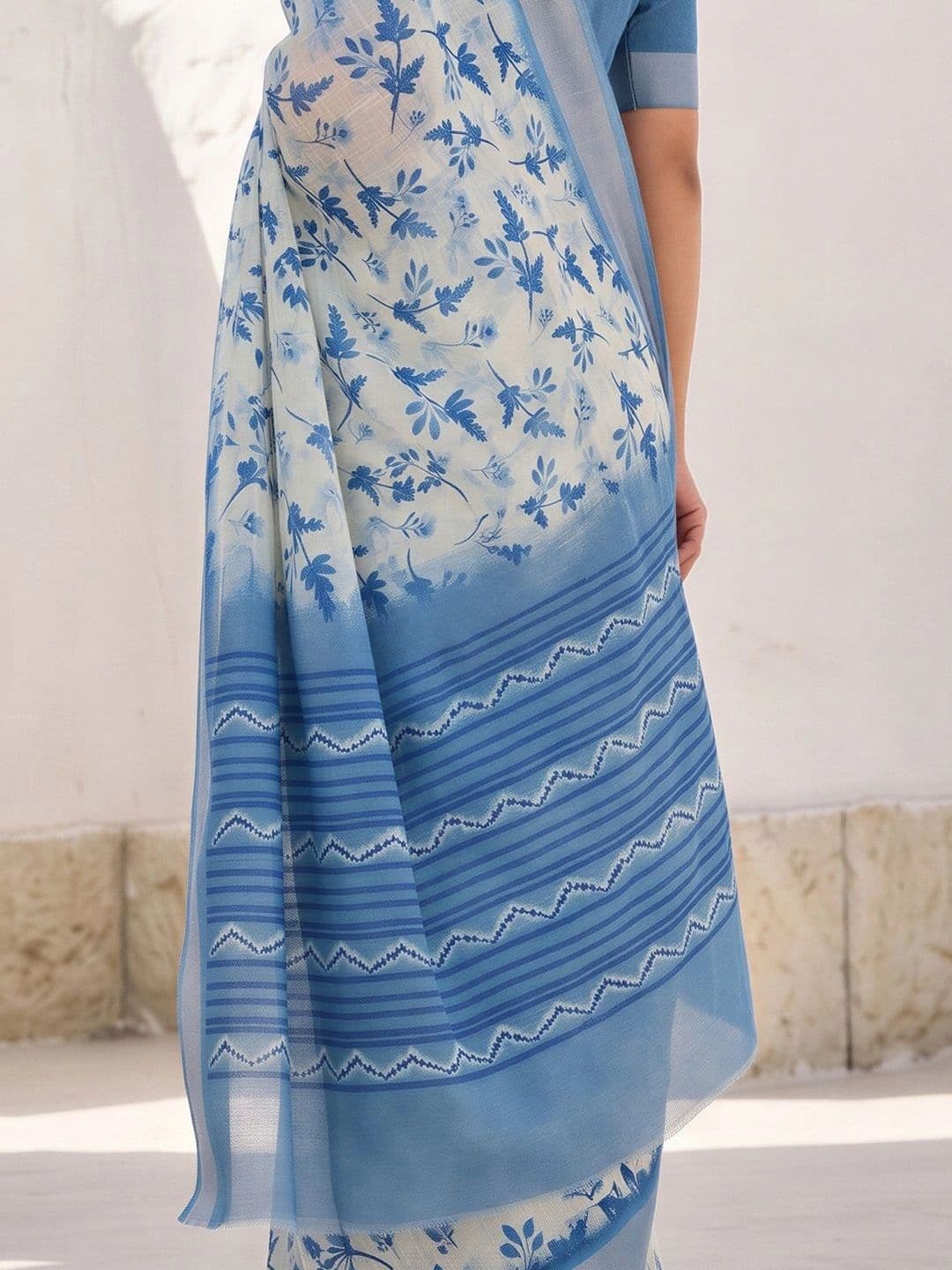 Anouk Floral Zari Designer Saree thumbnail 4