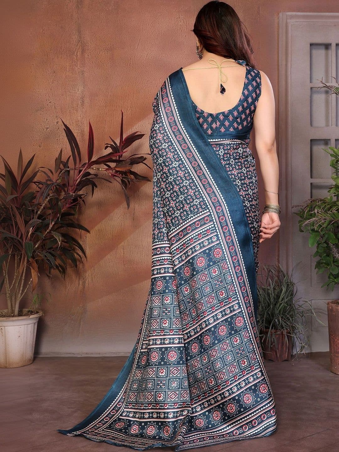 JANOI Art Silk Saree thumbnail 2