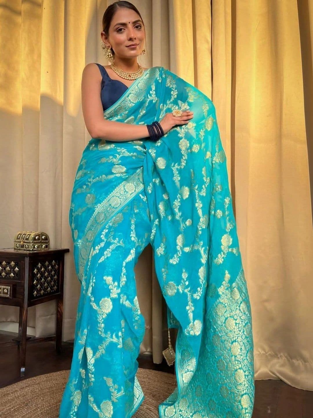 Milvia Woven Design Zari Silk Blend Designer Kanjeevaram Saree thumbnail 3