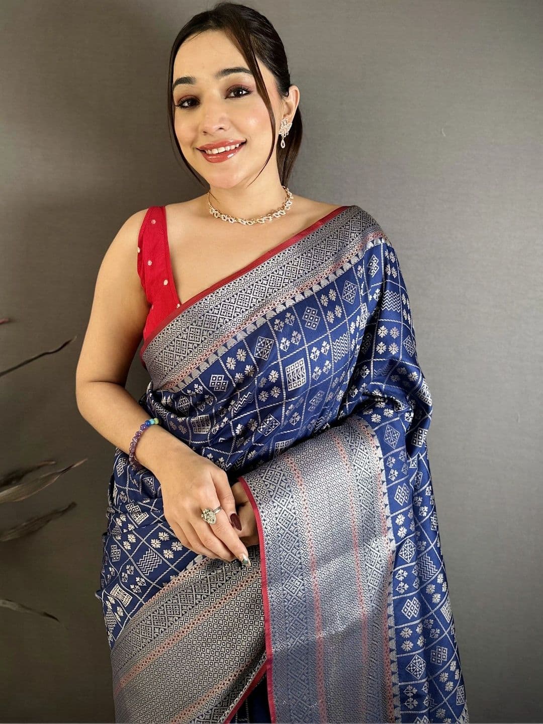Moda Rapido Woven Design Zari Silk Blend Designer Banarasi Saree thumbnail 2