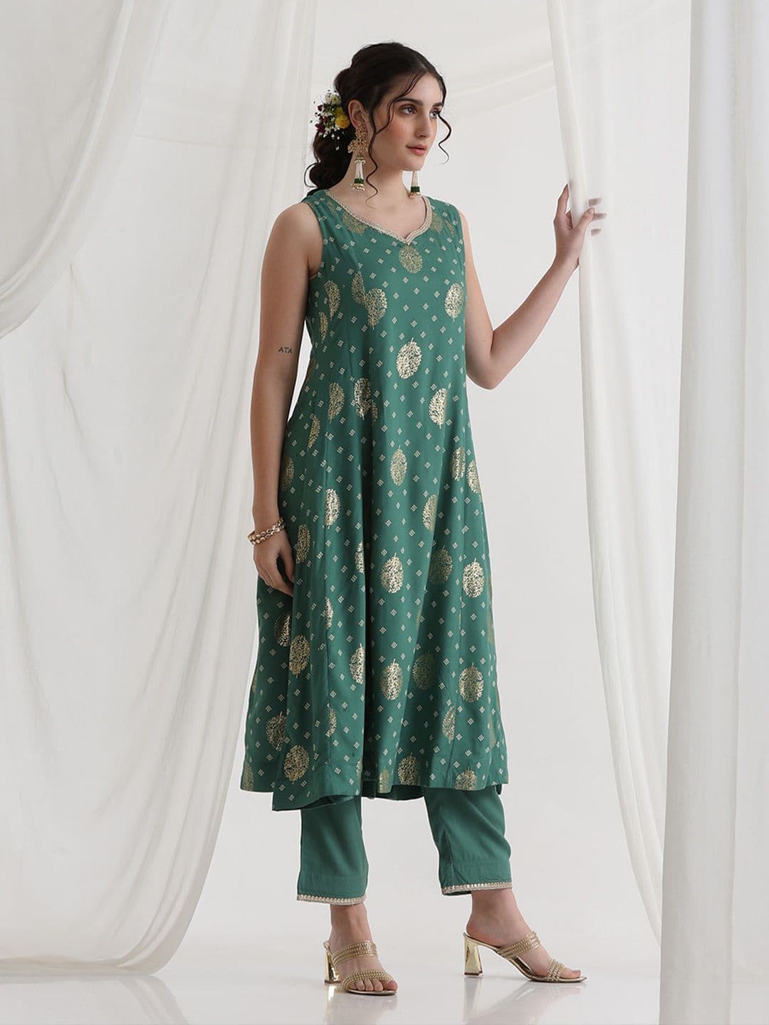 Khushal K Floral Foil Printed Sweetheart Neck Kurta With Trousers & Dupatta thumbnail 2