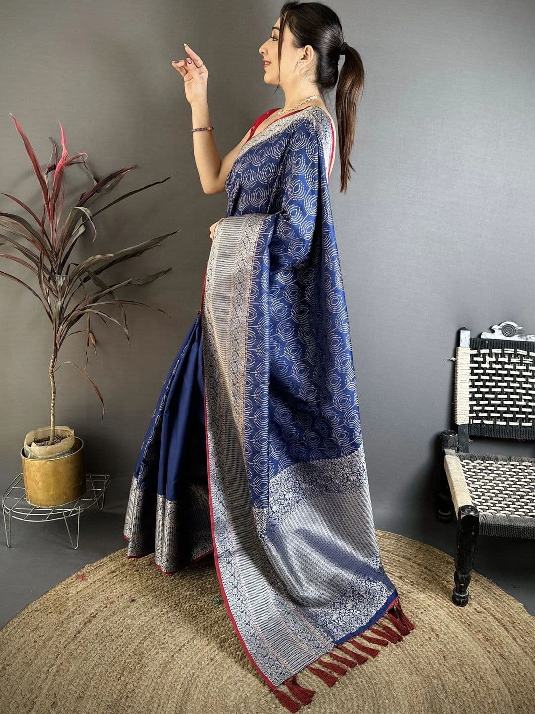 Moda Rapido Woven Design Zari Silk Blend Designer Banarasi Saree thumbnail 3