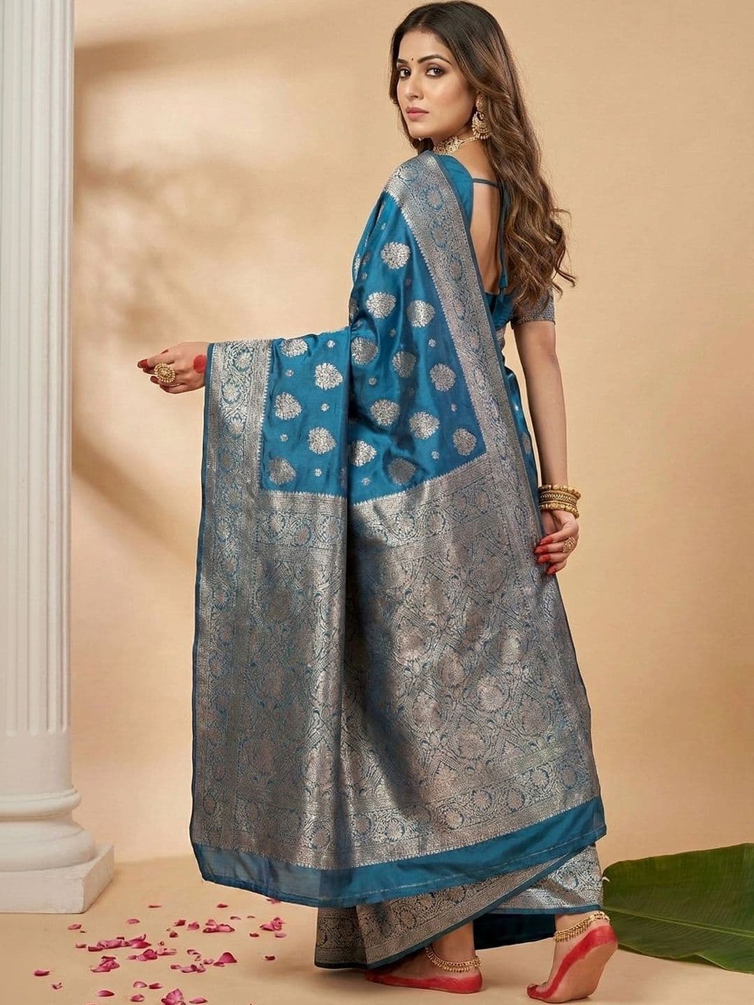 Mitera Woven Design Zari Silk Blend Banarasi Saree thumbnail 4