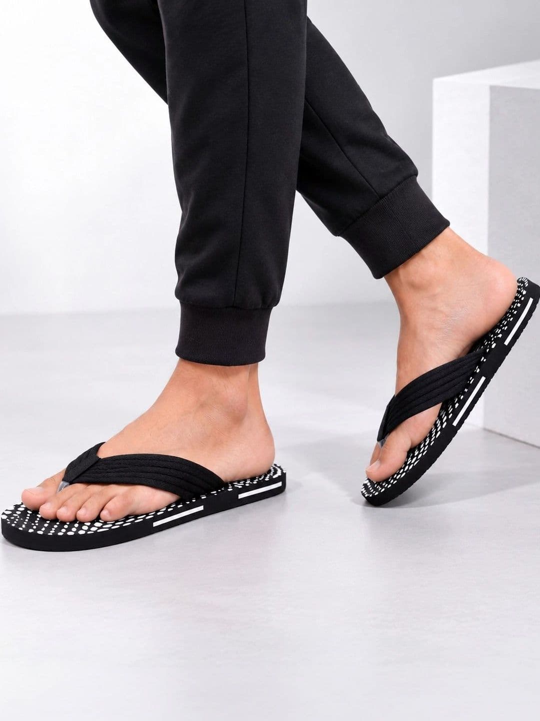 ENRIZZ Men Printed Thong Flip-Flops thumbnail 2
