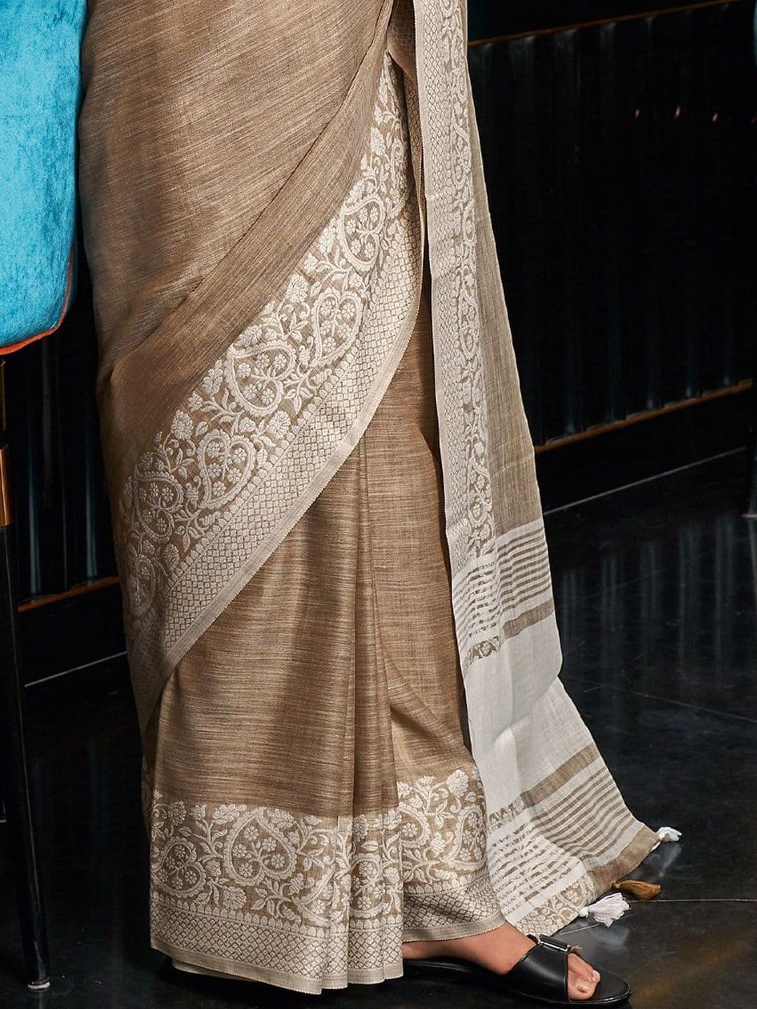 Mitera Striped Linen Blend Saree thumbnail 5