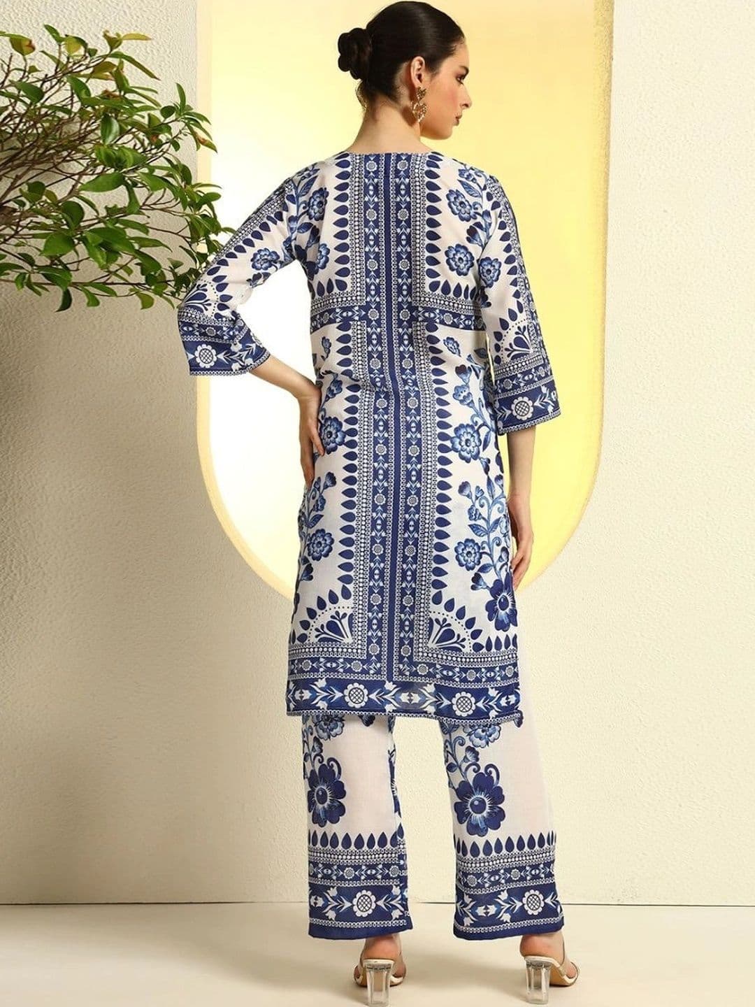 DAARI Women Floral Printed Regular Pure Cotton Kurta with Trousers thumbnail 3