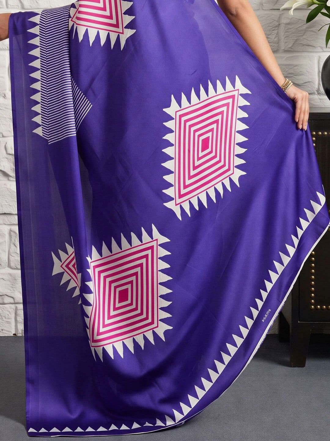 Anouk Striped Satin Designer Banarasi Saree thumbnail 6