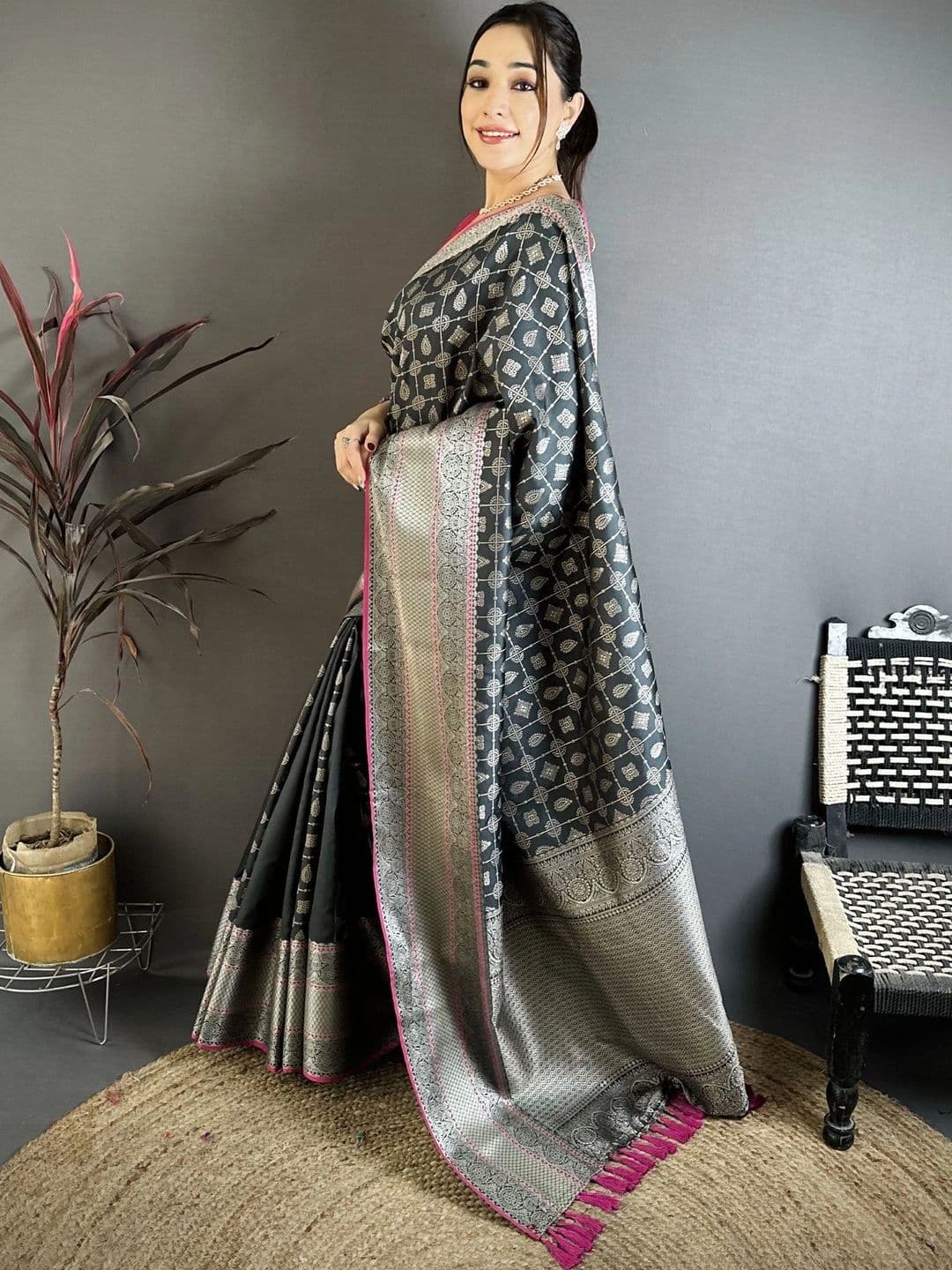 Moda Rapido Woven Design Zari Silk Blend Designer Banarasi Saree thumbnail 2