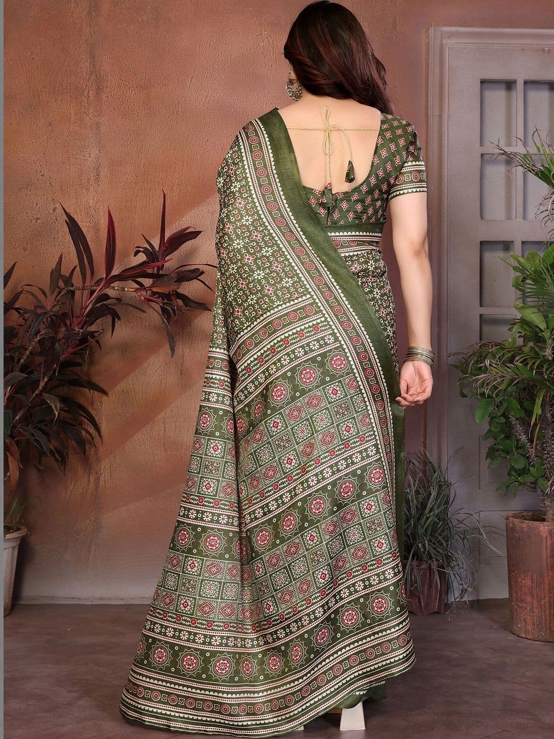Yashika Art Silk Saree thumbnail 2