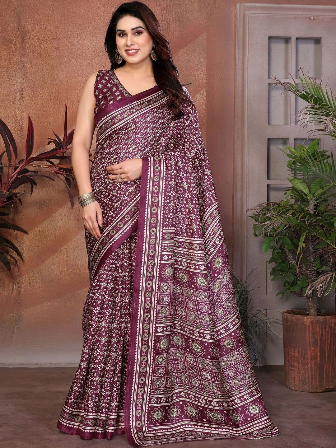 Lookmark Floral Art Silk Saree thumbnail 3