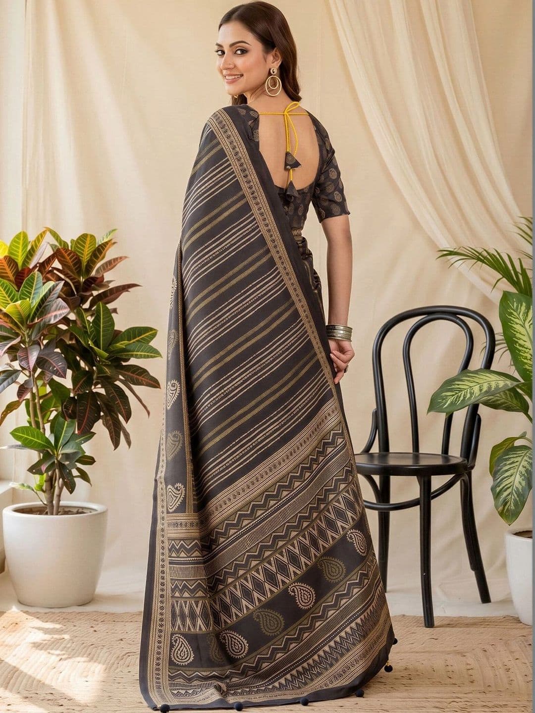 Anouk Striped Silk Blend Designer Block Print Saree thumbnail 2