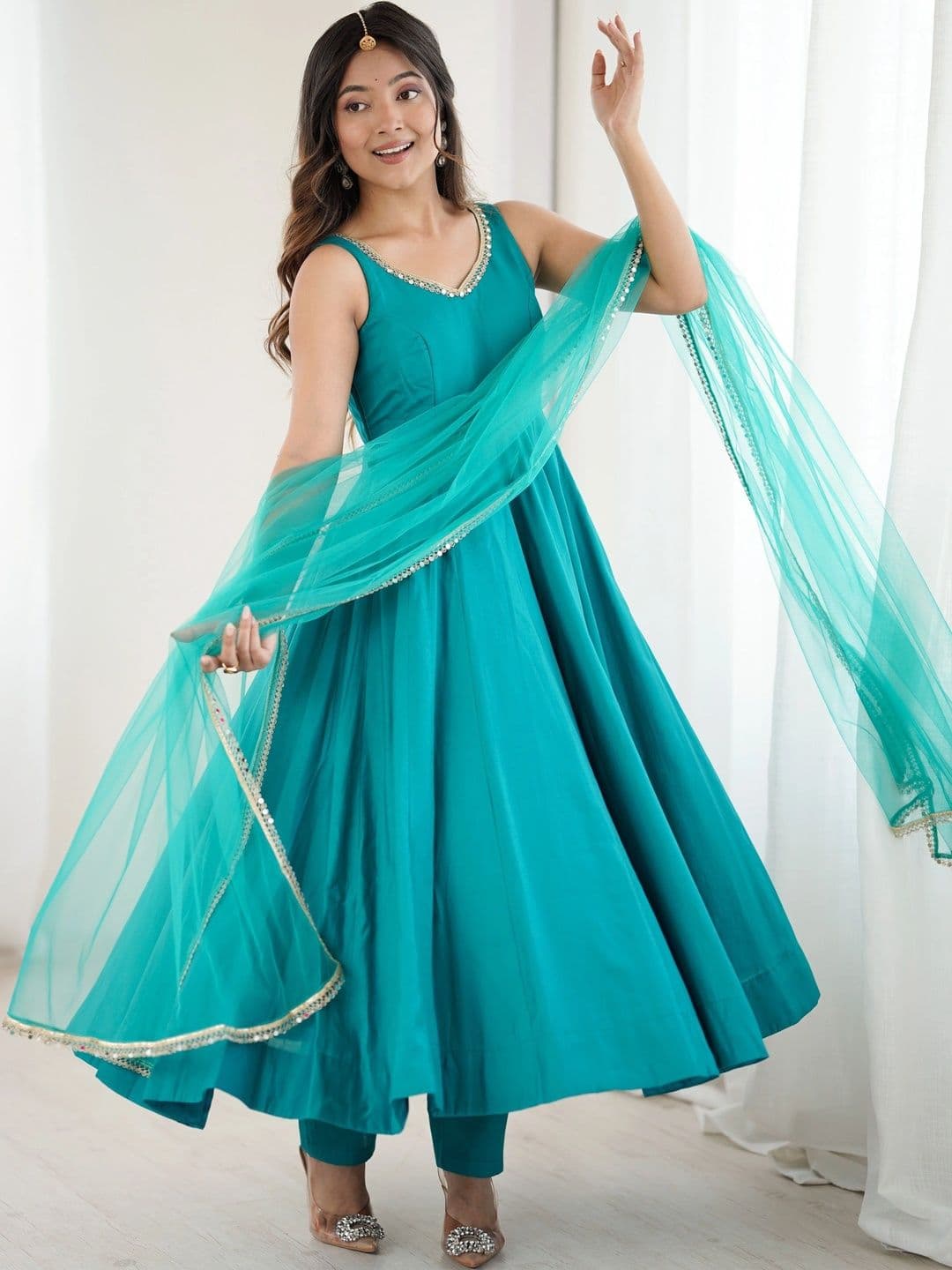 Urban Nakhre Women Regular Sequinned Pure Silk Kurta with Palazzos & With Dupatta thumbnail 4