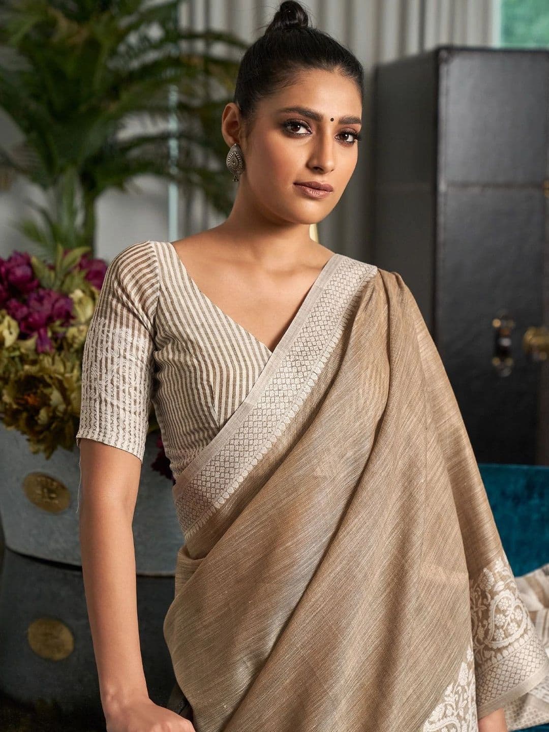 Mitera Striped Linen Blend Saree thumbnail 4