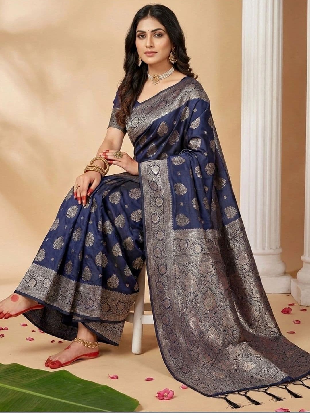Mitera Woven Design Zari Silk Blend Banarasi Saree thumbnail 4
