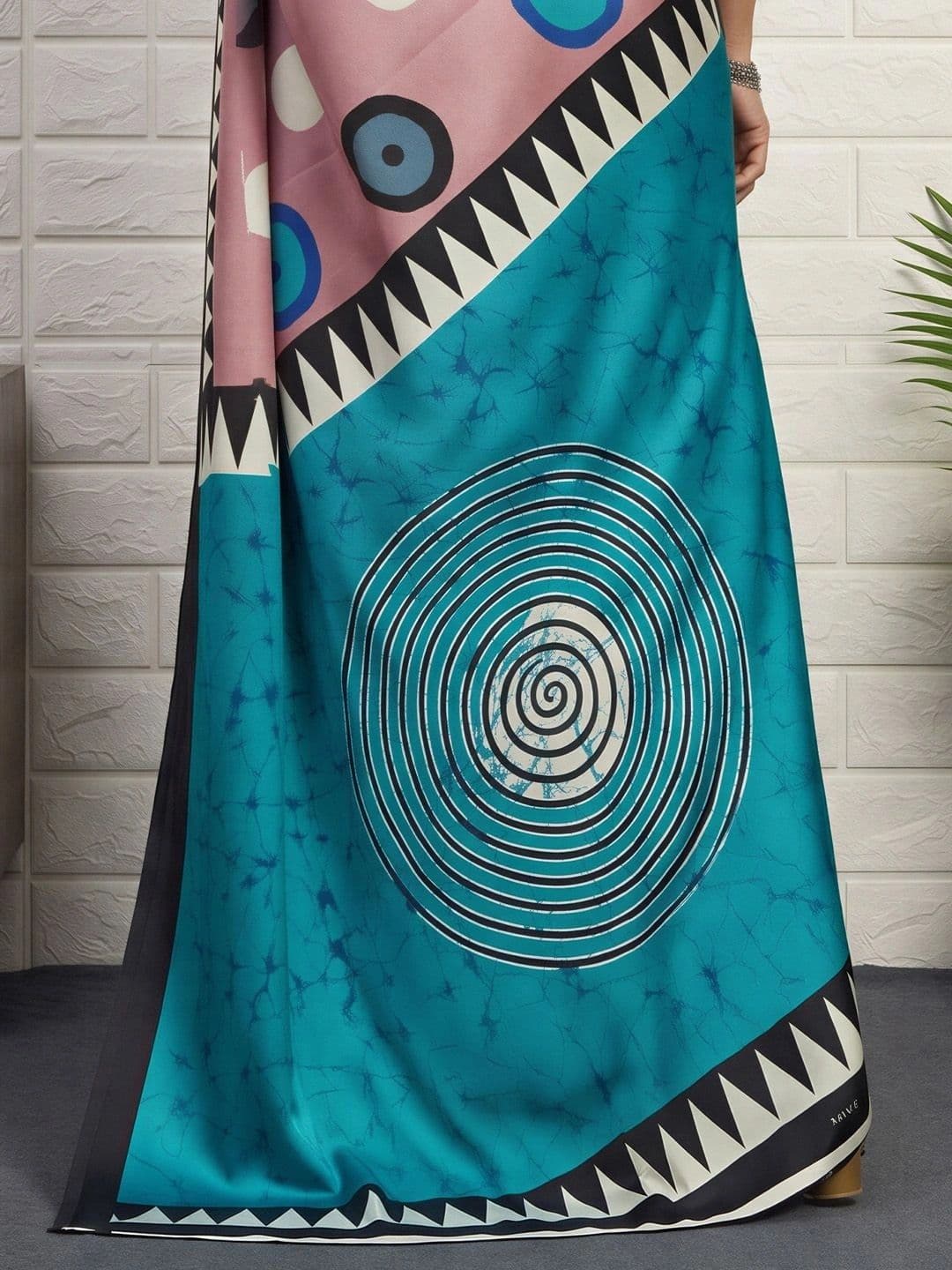 Anouk Ethnic Motifs Satin Designer Saree thumbnail 5