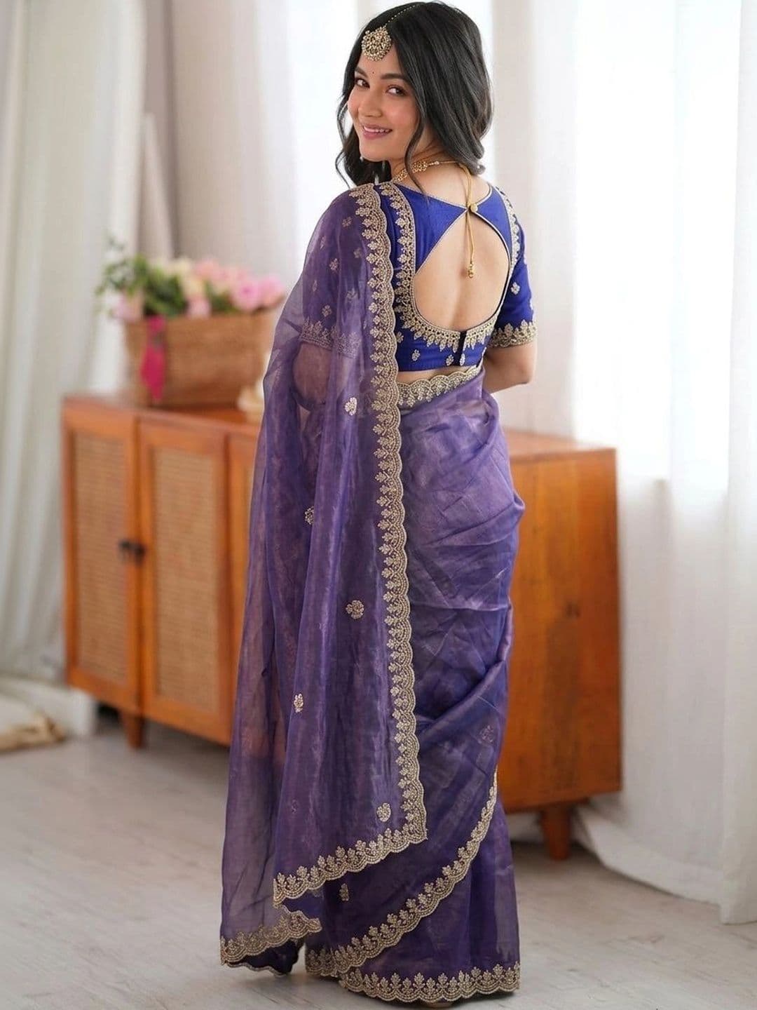 Sangria Ethnic Motifs Embroidered Pure Georgette Saree thumbnail 4