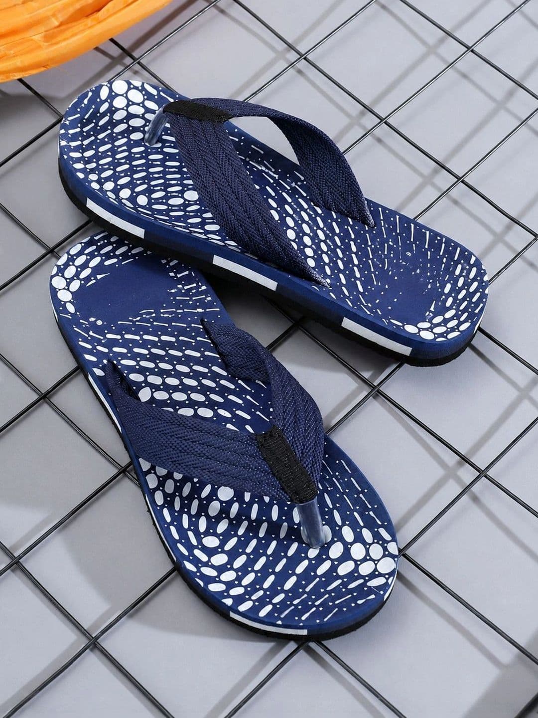 ENRIZZ Men Printed Thong Flip-Flops - view 1