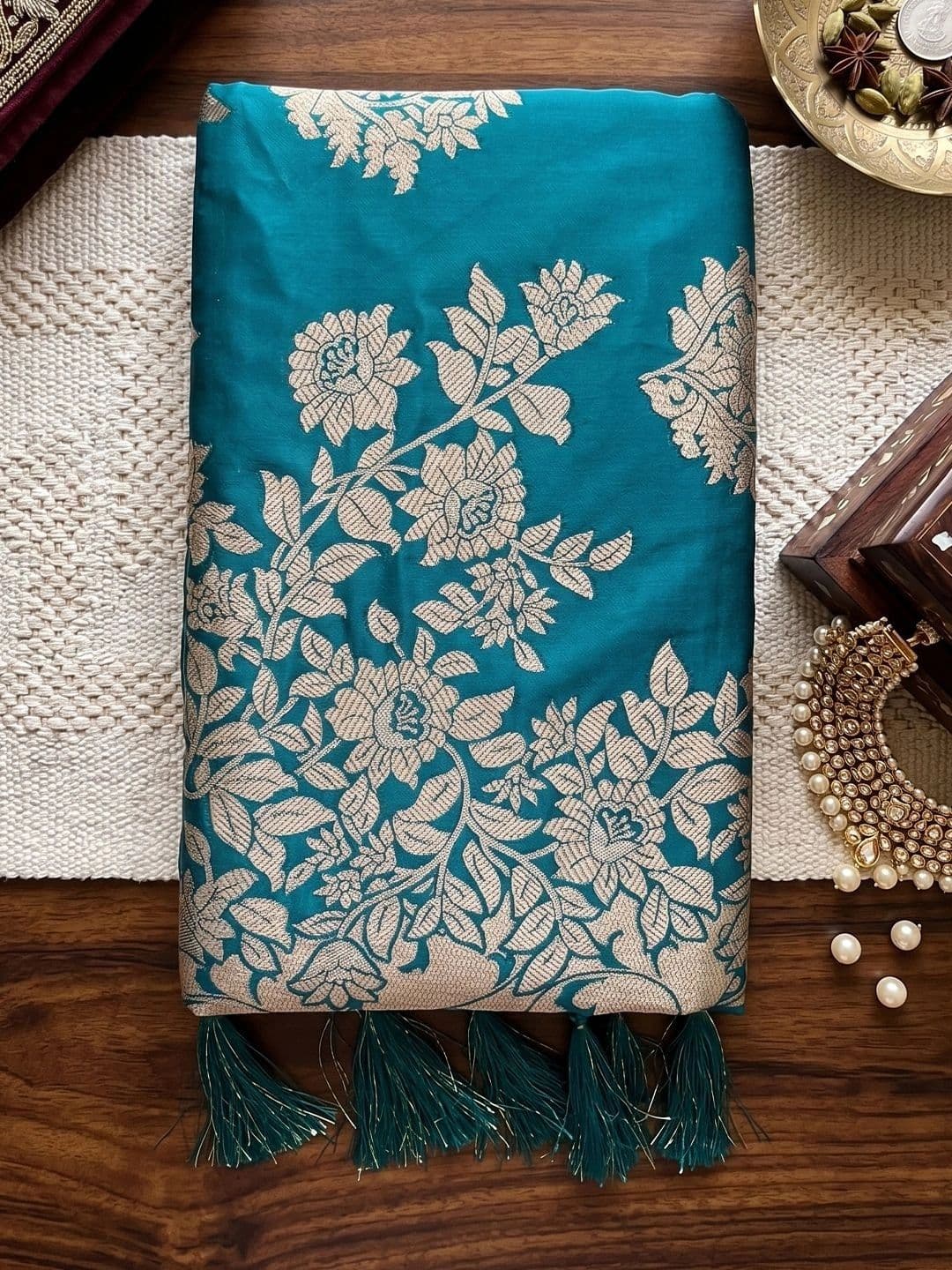 Mitera Woven Design Zari Silk Blend Banarasi Saree thumbnail 3