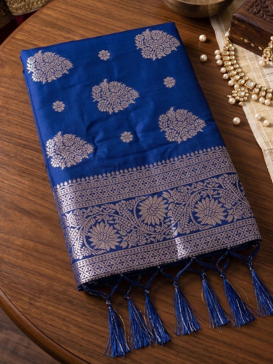 Mitera Woven Design Zari Silk Blend Banarasi Saree thumbnail 3